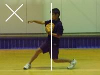 両足の中心、もしくは後ろ寄りの軸で回転すると、投げる方向と逆側に上体が動きながら投げることになるために、力を入れづらくなります