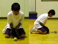 ワンバウンドのボールが来たら、両ひざを素早く落とし、両ひざの間にすきまが出来ないようにミットを置き、背中を丸めて手前にボールを落とす