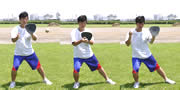 重心を移動させて体の正面で捕球する練習